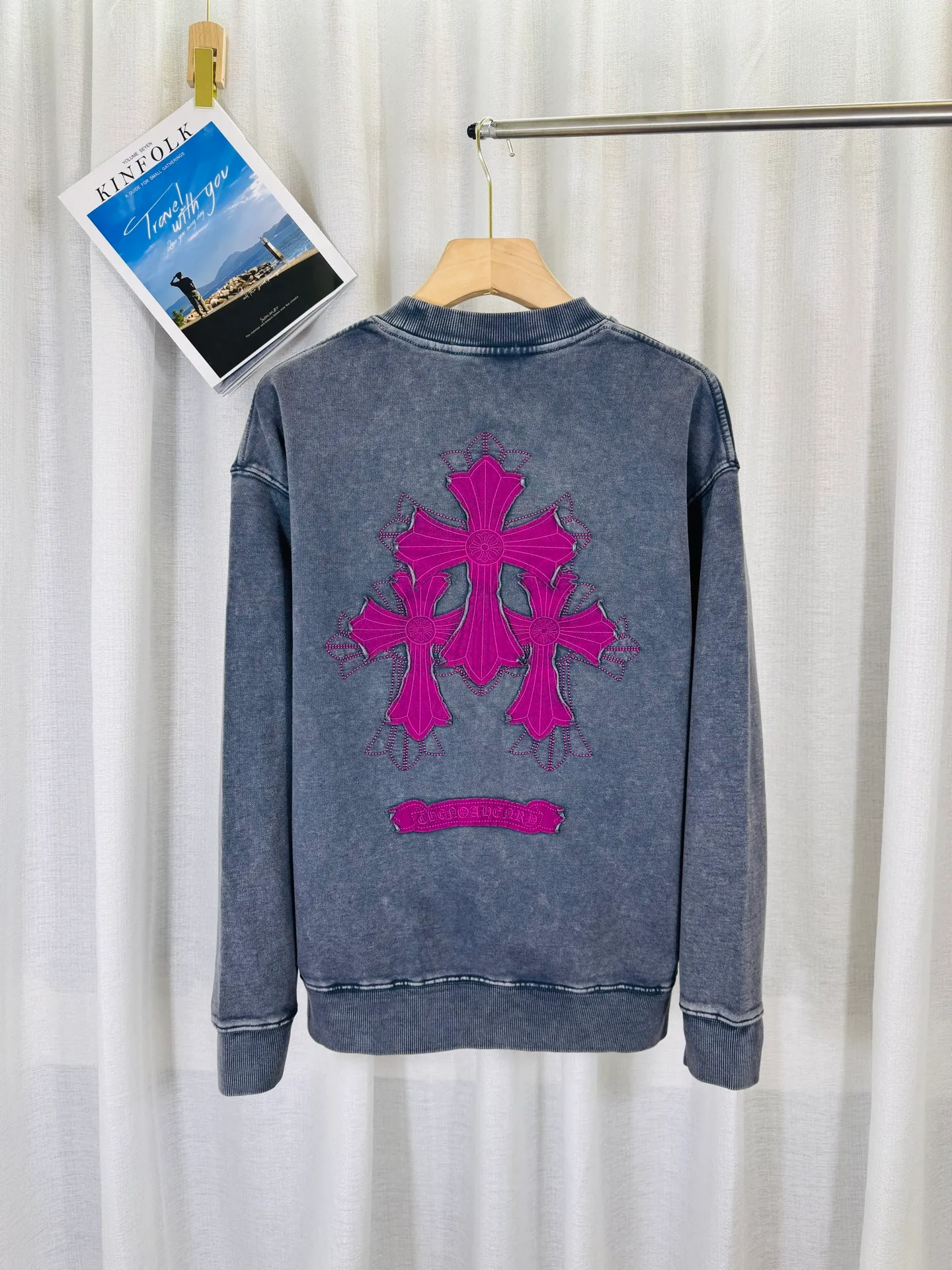 P280 top version, real shot without P, ​​different from market currency) 𝗖𝗵𝗿𝗼𝗺𝗲 𝗛𝗲𝗮𝗿𝘁𝘀/Cro Heart 2025 washed patch embroidery autumn and winter new original single counter American laser burnt 3D three-dimensional patch embroidery couple casual sweatshirt 👑The highest version! Customized fabric 430g tripe terry fabric! American acid-washed and distressed original fabric laser burnt ✟appliqué embroidery and exquisite embroidery of letters! The best-selling model in the counter, very comfortable to wear. Accessories: original molded and authenticated collar label➕100% silk wash label. Genuine purchase-grade original hangtag➕matching hanging rope➕3D hanging beads➕original packaging bag. Craftsmanship: The original version has consistent wiring! The highest version of the armhole matching technique! Color: Gray Black Size: S M L XL Style No.: 9325